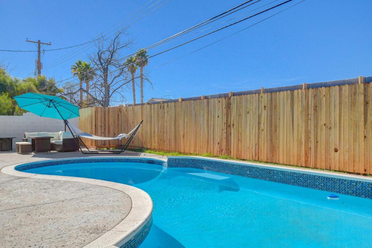 Lady Luck Oasis Large Pool Central Dogs Welcome Las Vegas Exterior photo